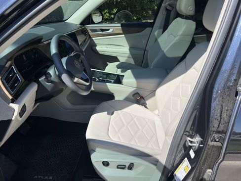 Used 2024 Volkswagen Atlas SE w/ Panoramic Sunroof Package image 16