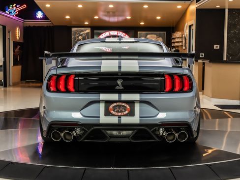 Used 2022 Ford Mustang Shelby GT500 w/ Carbon Fiber Track Pack RWD image 14
