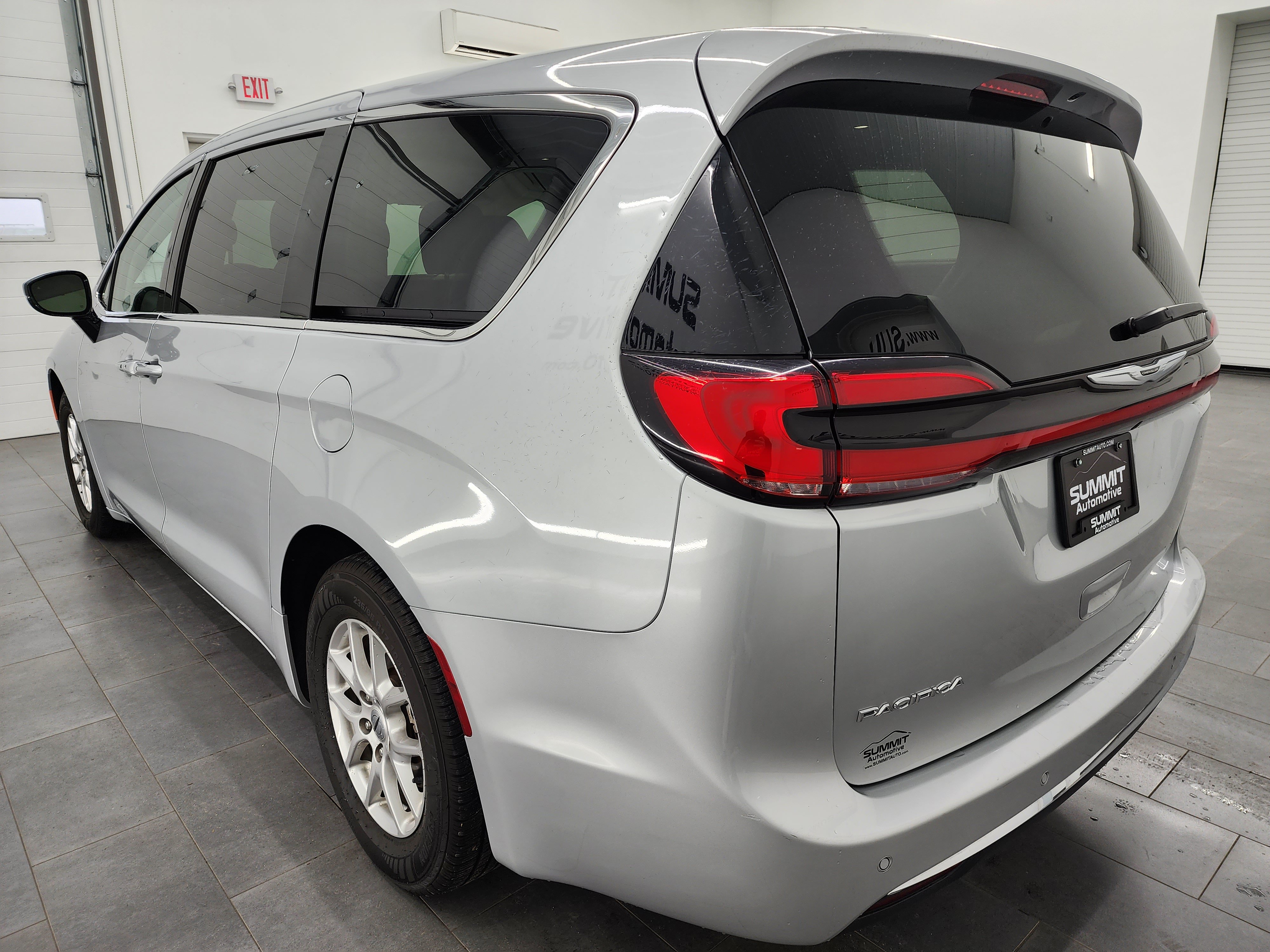 Used 2024 Chrysler Pacifica Touring-L FWD image 9