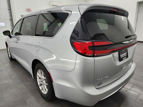 Used 2024 Chrysler Pacifica Touring-L image 9