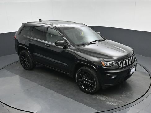 Used 2017 Jeep Grand Cherokee Altitude image 60