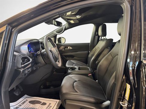 Used 2025 Chrysler Pacifica Select w/ Uconnect Theater Family Group image 12