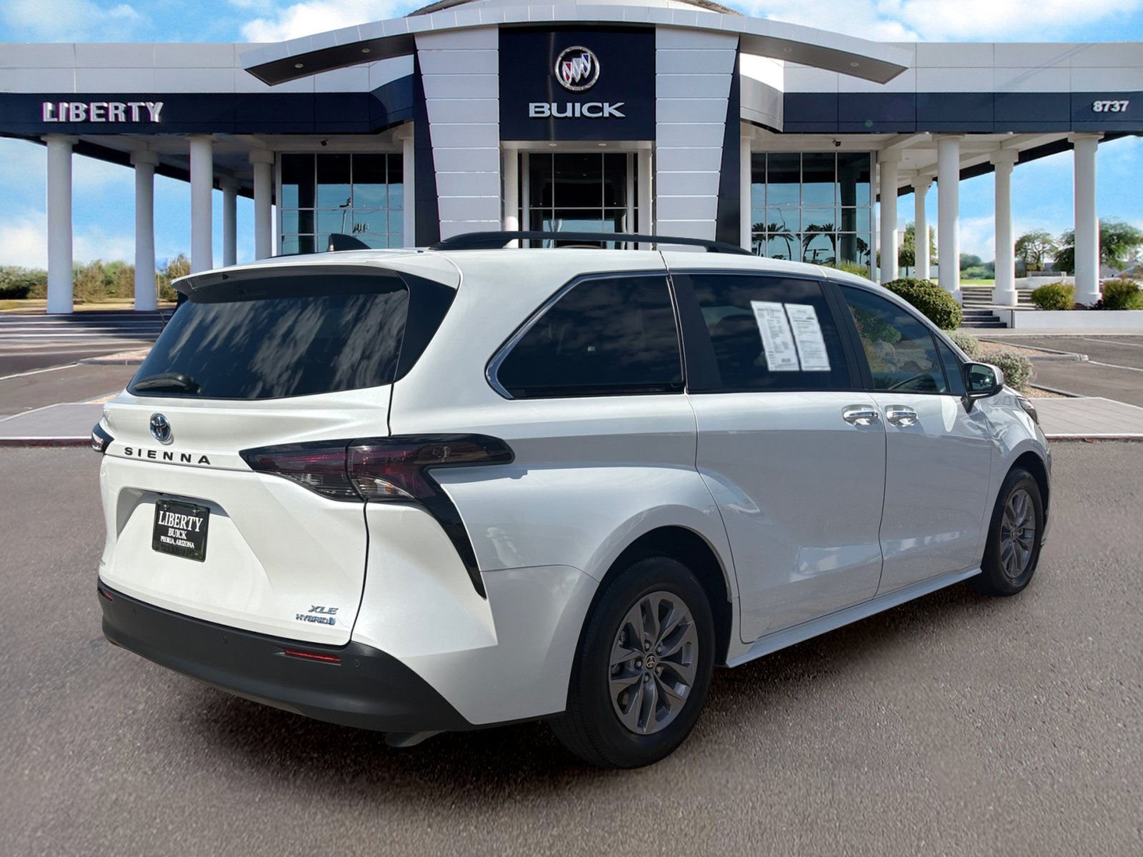 Used 2023 Toyota Sienna XLE FWD image 3