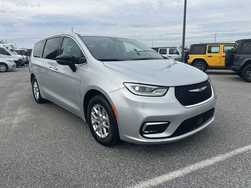 Used 2024 Chrysler Pacifica Touring-L image 3