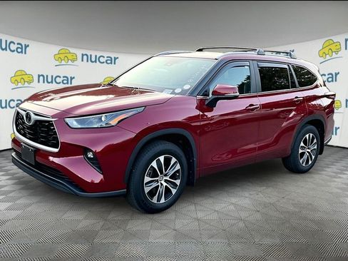Certified 2024 Toyota Highlander XLE AWD/4WD image 3