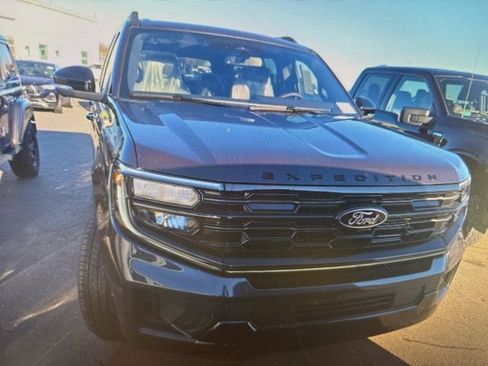 Used 2025 Ford Expedition Platinum w/ Stealth Appearance Package image 8