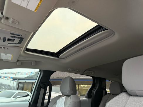Used 2025 Toyota Sienna LE w/ LE Plus Package image 18