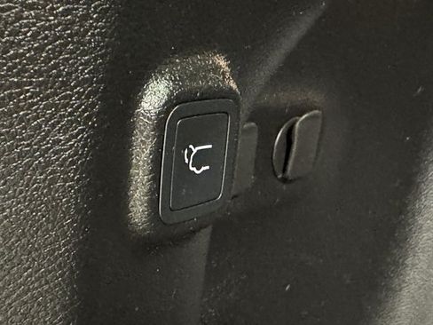 Used 2022 Jeep Cherokee Limited AWD/4WD image 19