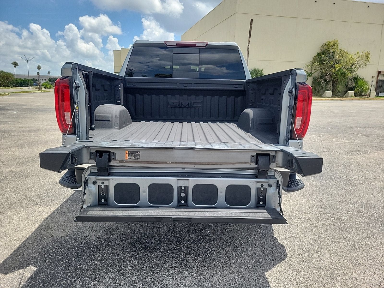 Used 2023 GMC Sierra 1500 SLT w/ SLT Premium Plus Package AWD/4WD image 10