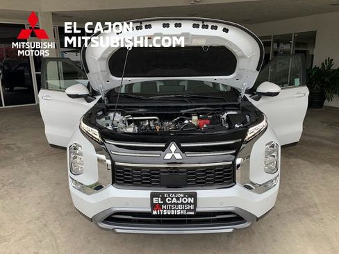 New 2025 Mitsubishi Outlander SE image 30