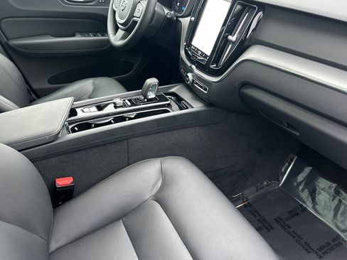 Used 2024 Volvo XC60 B5 Core image 18