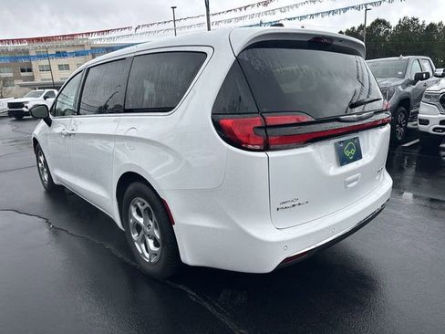 Used 2024 Chrysler Pacifica Limited image 6