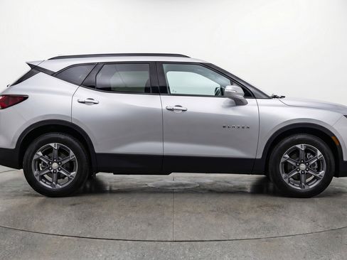 Used 2025 Chevrolet Blazer LT image 11