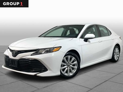 Used 2018 Toyota Camry LE image 1