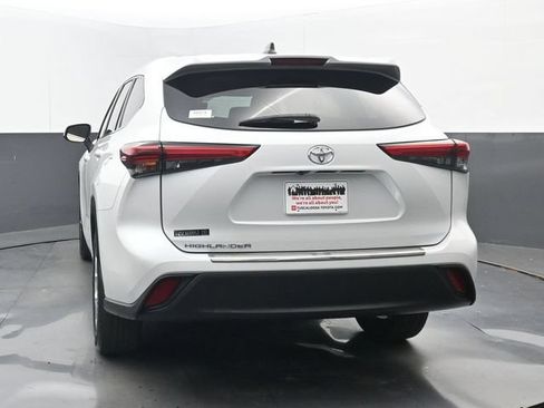 Used 2022 Toyota Highlander L FWD image 20