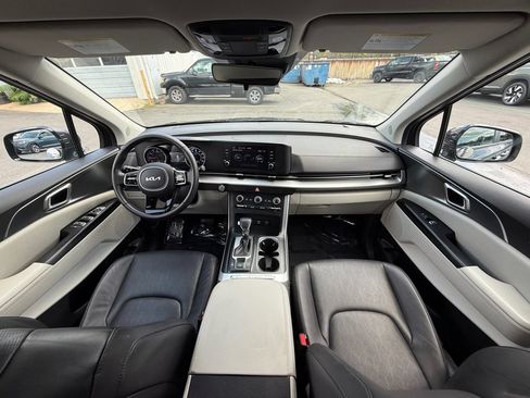 Used 2024 Kia Carnival LX FWD image 23