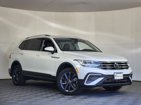 Used 2023 Volkswagen Tiguan SE FWD image 1