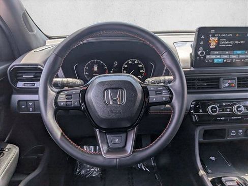 Used 2025 Honda Pilot TrailSport image 14