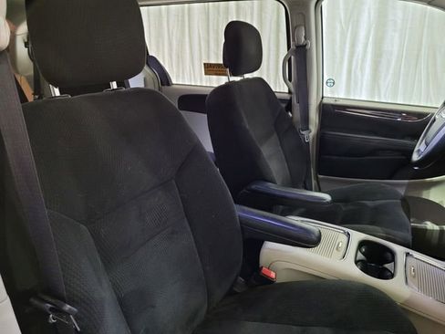 Used 2015 Chrysler Town & Country Touring w/ Driver Convenience Group image 52