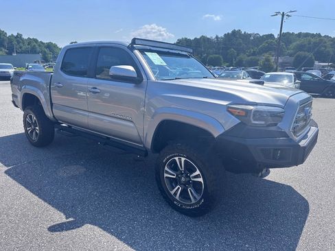 Used 2017 Toyota Tacoma TRD Sport image 5