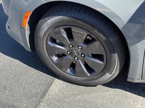Used 2020 Chrysler Pacifica Limited w/ Advanced Safetytec Group FWD image 12