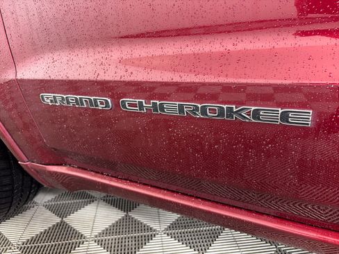Used 2019 Jeep Grand Cherokee Overland AWD/4WD image 18