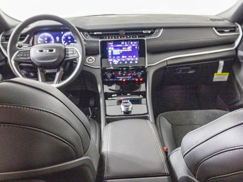 New 2025 Jeep Grand Cherokee L Altitude image 3