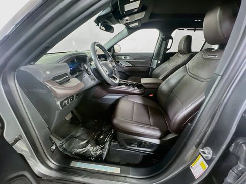 Used 2025 Ford Explorer Platinum w/ Ultimate Package AWD/4WD image 20