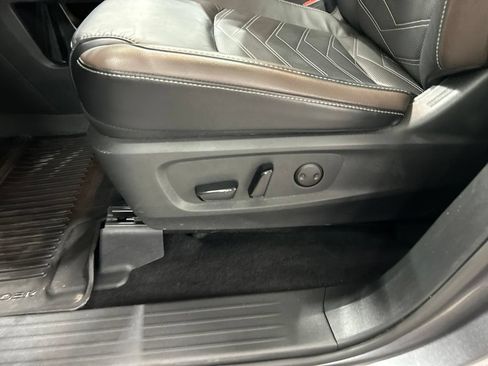 Used 2024 Nissan Pathfinder Platinum AWD/4WD image 12