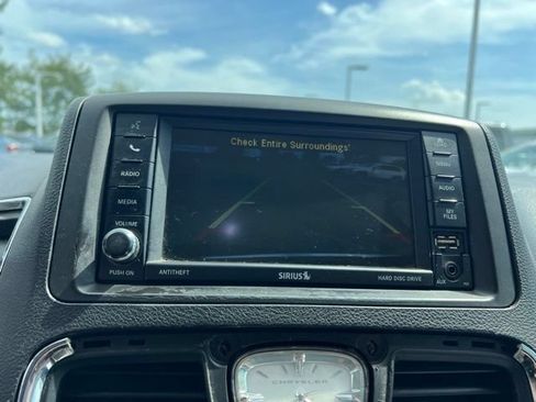 Used 2016 Chrysler Town & Country Touring FWD image 19