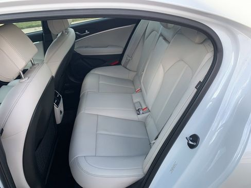 Used 2024 Genesis G70 2.5T image 16