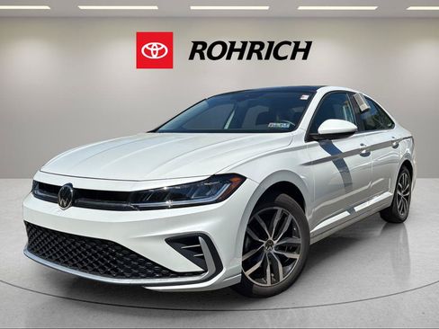 Used 2025 Volkswagen Jetta SE FWD image 1