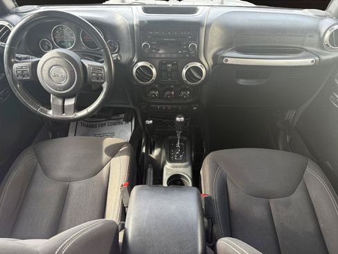 Used 2018 Jeep Wrangler Unlimited Sahara w/ Connectivity Group AWD/4WD image 13