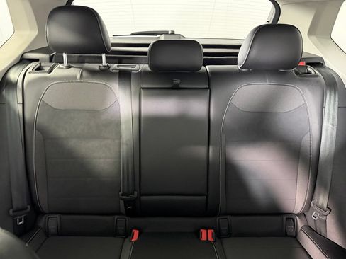 Used 2023 Volkswagen Taos SE w/ Panoramic Sunroof Package FWD image 23