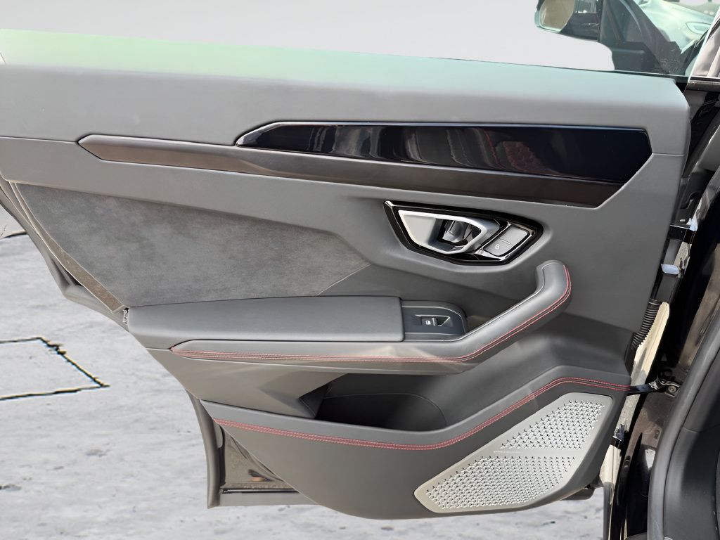 Used 2021 Lamborghini Urus AWD/4WD image 23