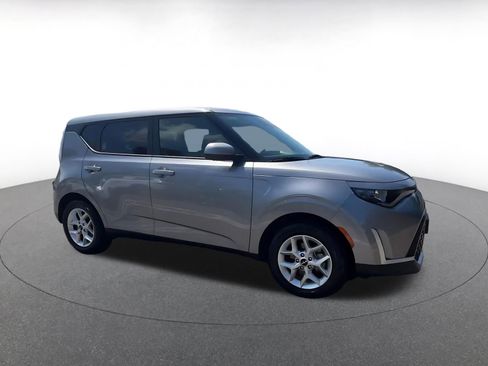 Used 2025 Kia Soul LX w/ LX Technology Package FWD image 2