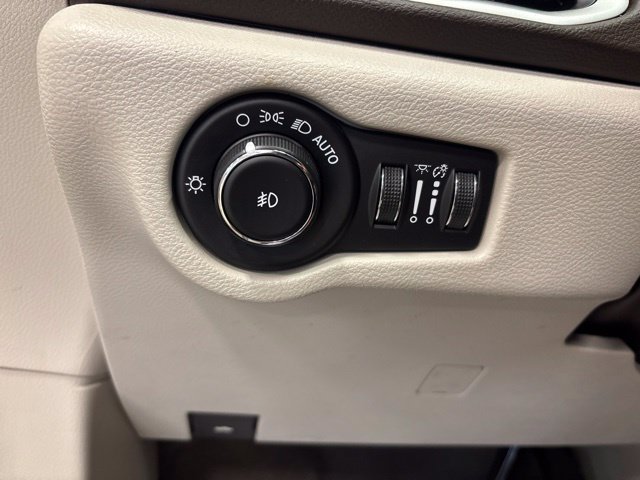 Used 2020 Chrysler Pacifica Touring-L w/ Advanced Safetytec Group FWD image 30