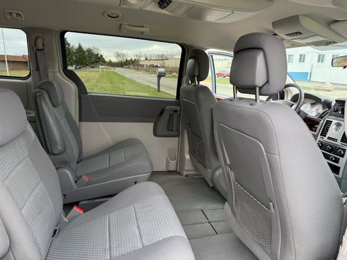 Used 2010 Chrysler Town & Country Touring image 19