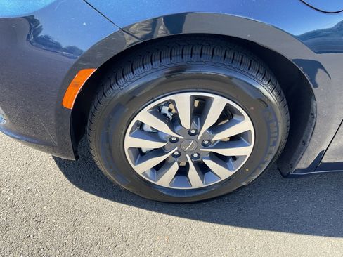 Used 2023 Chrysler Pacifica Touring-L FWD image 9