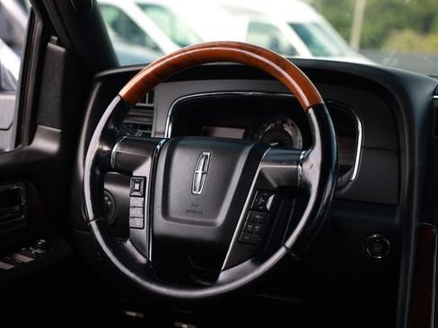 Used 2016 Lincoln Navigator Select RWD image 33
