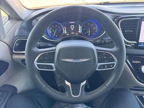 Used 2024 Chrysler Pacifica Touring-L image 25