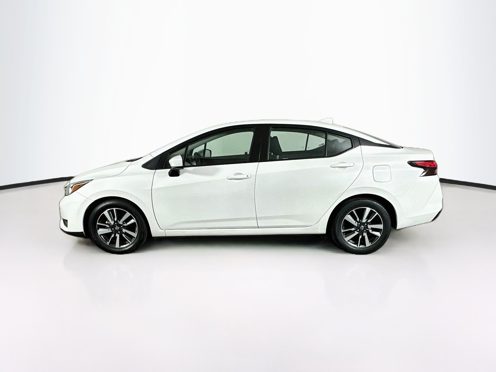 Used 2024 Nissan Versa SV FWD image 4