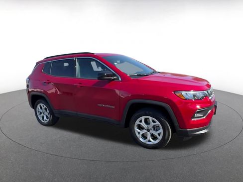 Used 2025 Jeep Compass Latitude image 2