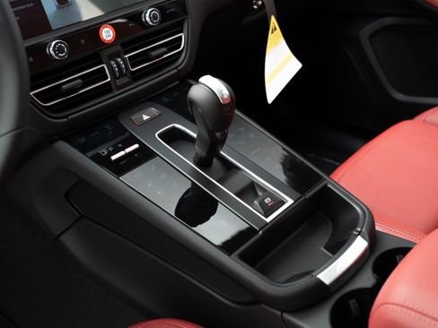 Certified 2026 Porsche Macan AWD/4WD image 27
