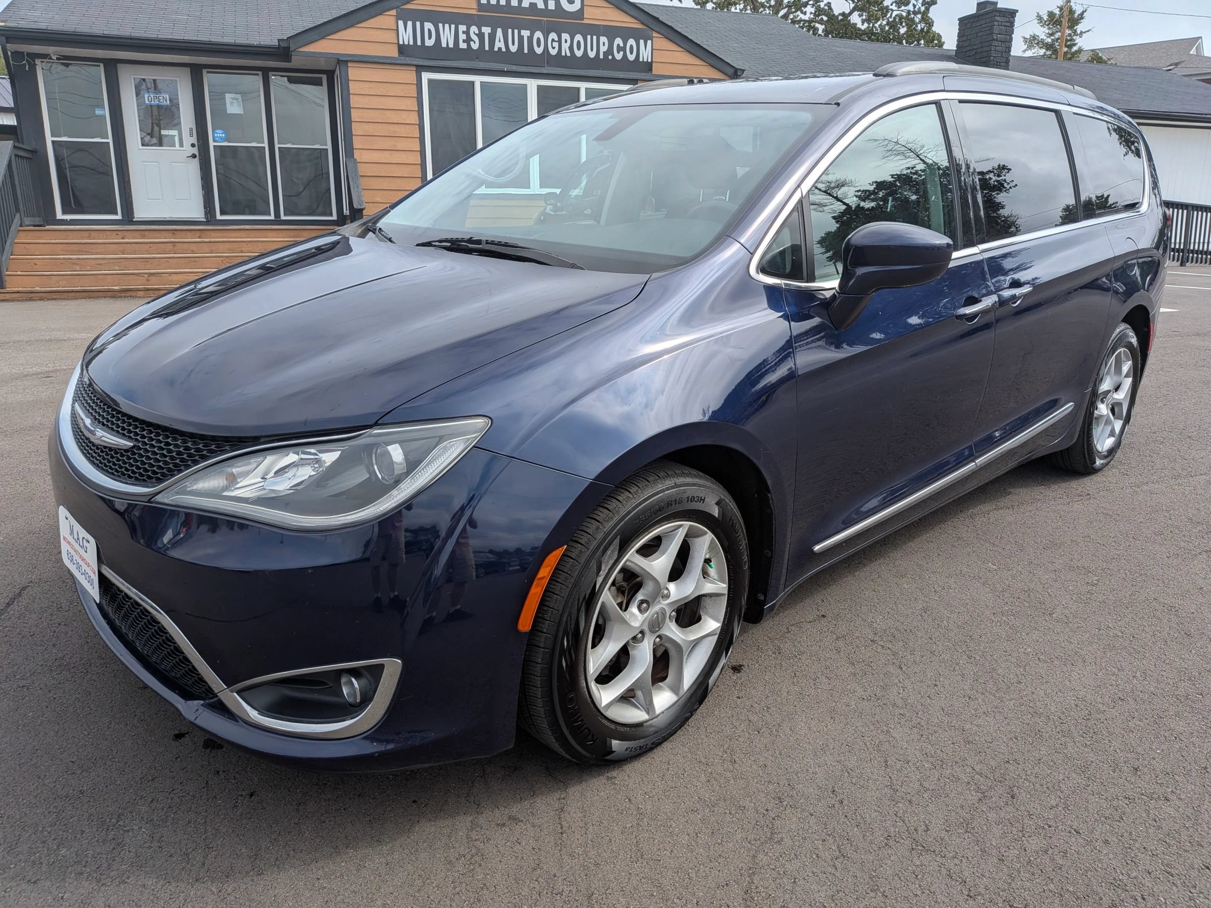 Used 2017 Chrysler Pacifica Touring-L w/ Tire & Wheel Group FWD image 2