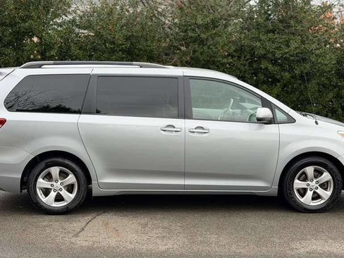 Used 2014 Toyota Sienna LE image 8