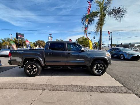 Used 2018 Toyota Tacoma TRD Sport AWD/4WD image 11