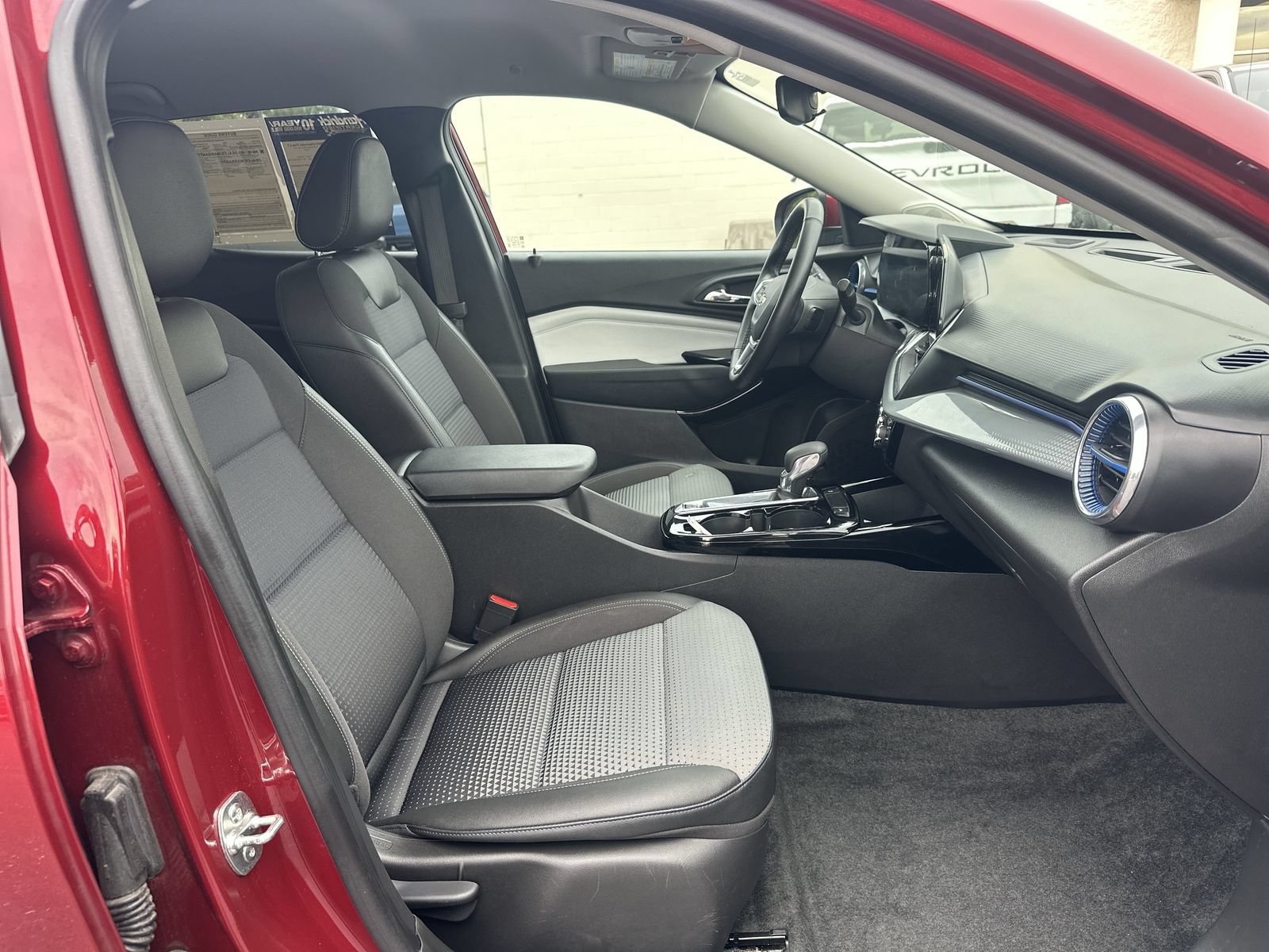 Used 2025 Chevrolet Trax LT w/ LT Convenience Package FWD image 22