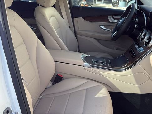 Used 2022 Mercedes-Benz GLC 300 4MATIC w/ Premium Package Lite image 11