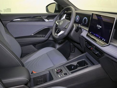 New 2026 Volkswagen Tiguan SE R-Line AWD/4WD image 17